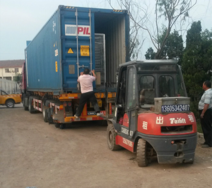 大型孵化設(shè)備出口裝箱